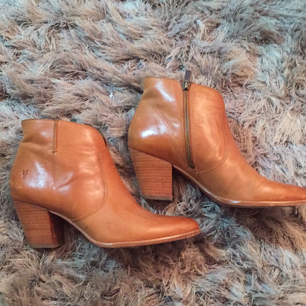 FRYE Women boots size 8.5 M